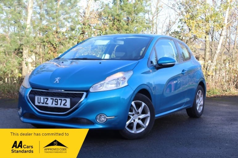 PEUGEOT 208