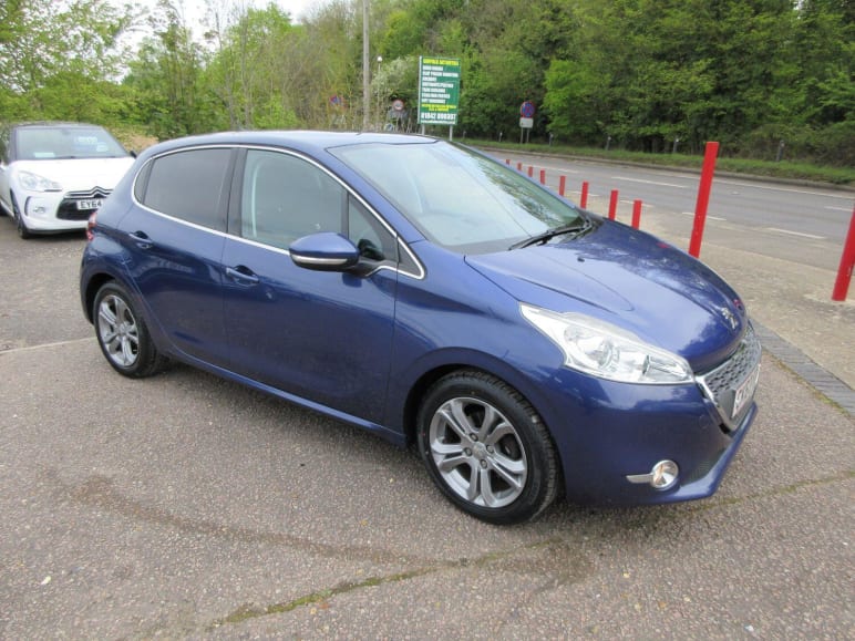 PEUGEOT 208