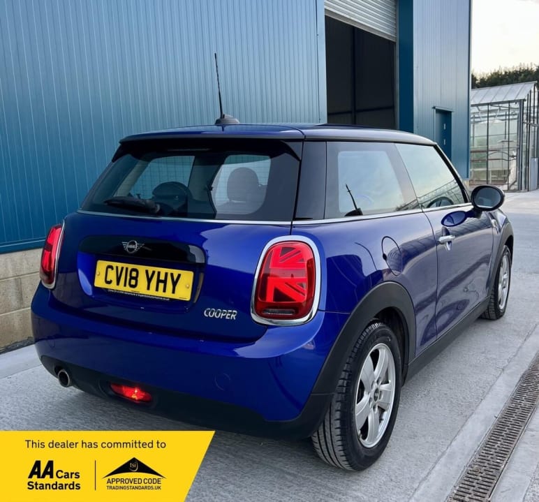 MINI HATCHBACK