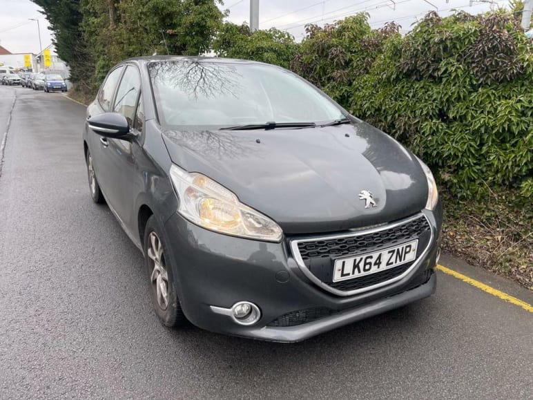 PEUGEOT 208