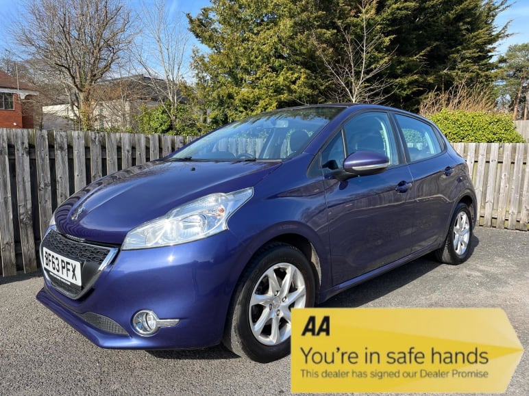 PEUGEOT 208