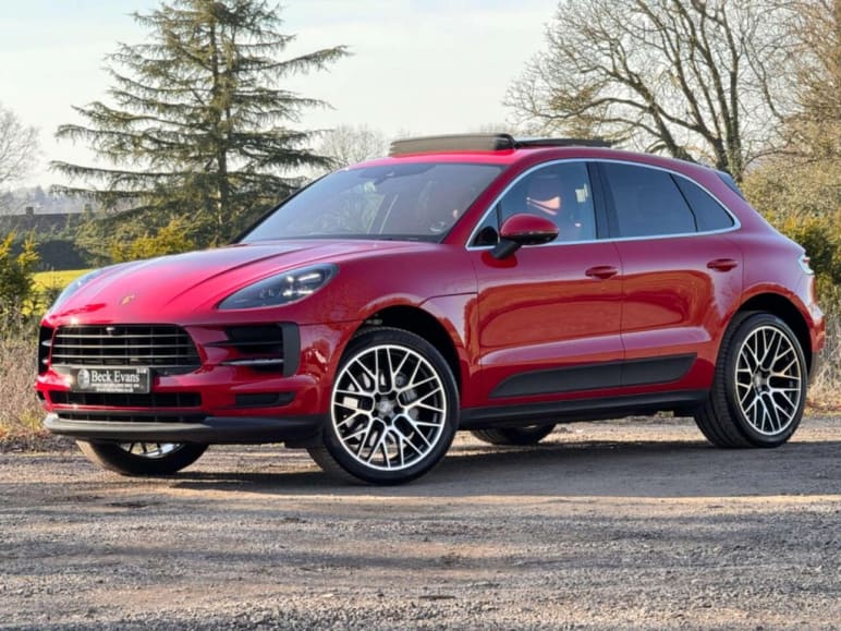 PORSCHE MACAN