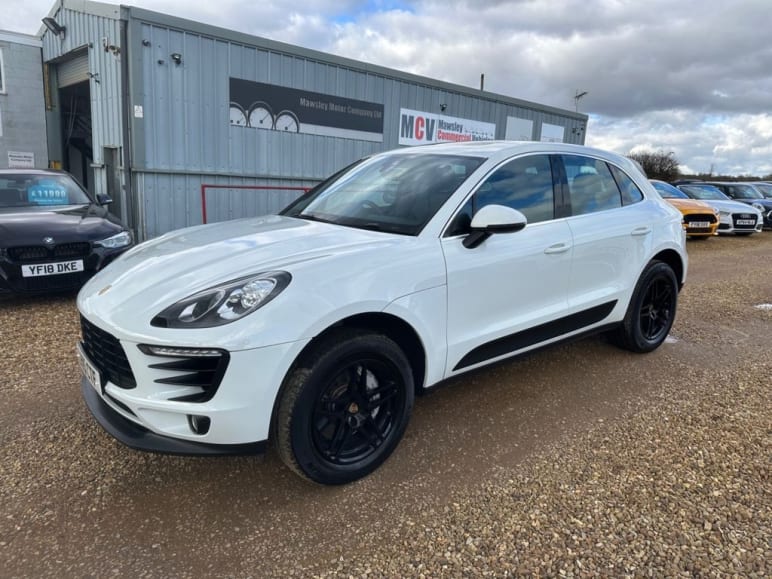 PORSCHE MACAN