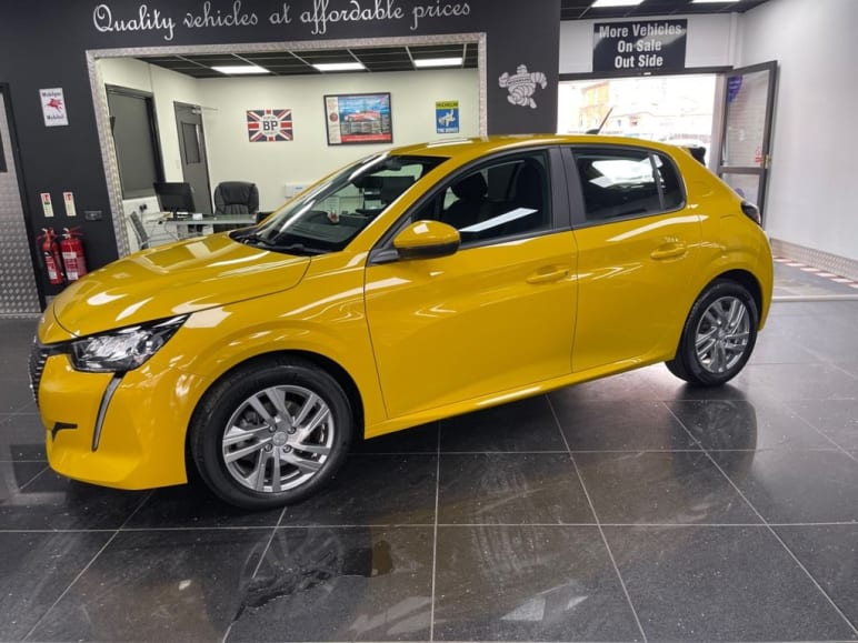 PEUGEOT 208