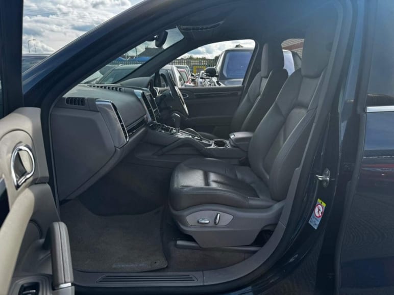 3.0L D V6 TIPTRONIC 5d AUTO 245 BHP