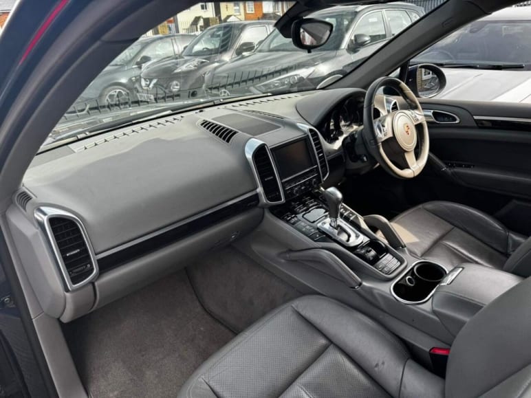 3.0L D V6 TIPTRONIC 5d AUTO 245 BHP