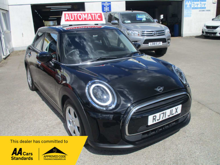 MINI HATCHBACK