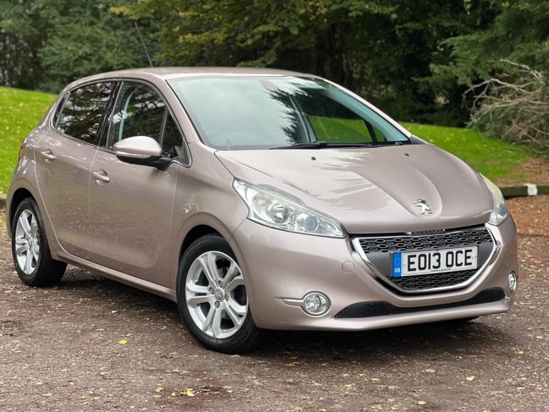 PEUGEOT 208