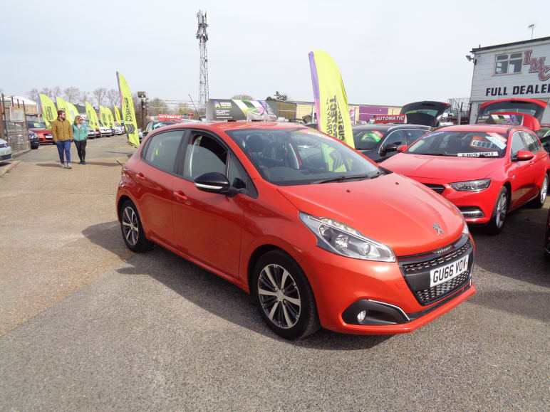 PEUGEOT 208
