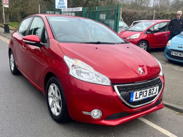 PEUGEOT 208