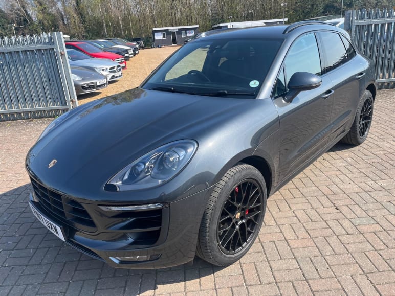 PORSCHE MACAN