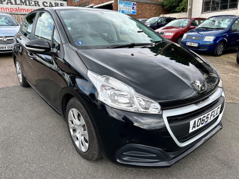 PEUGEOT 208