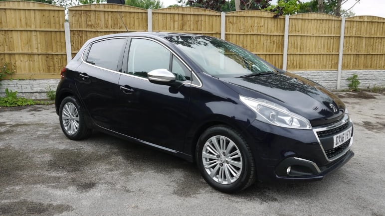 PEUGEOT 208