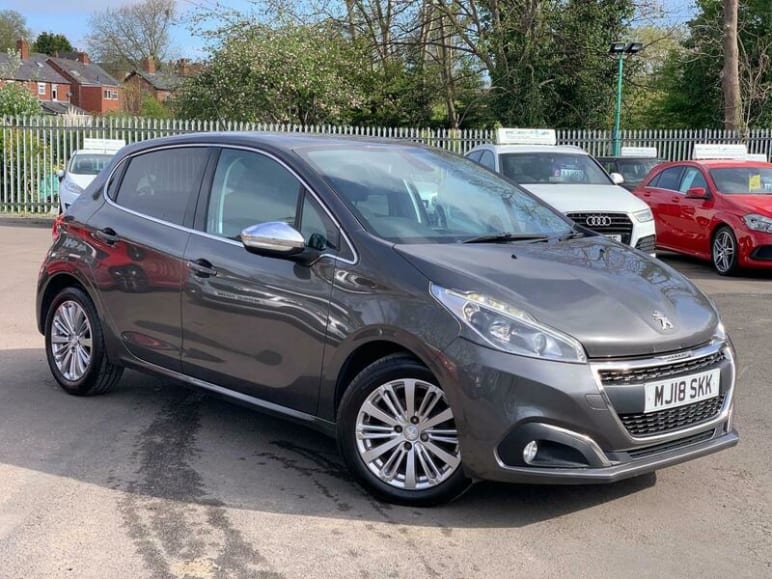 PEUGEOT 208
