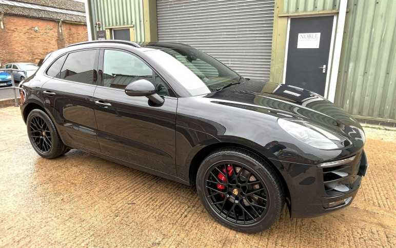 PORSCHE MACAN