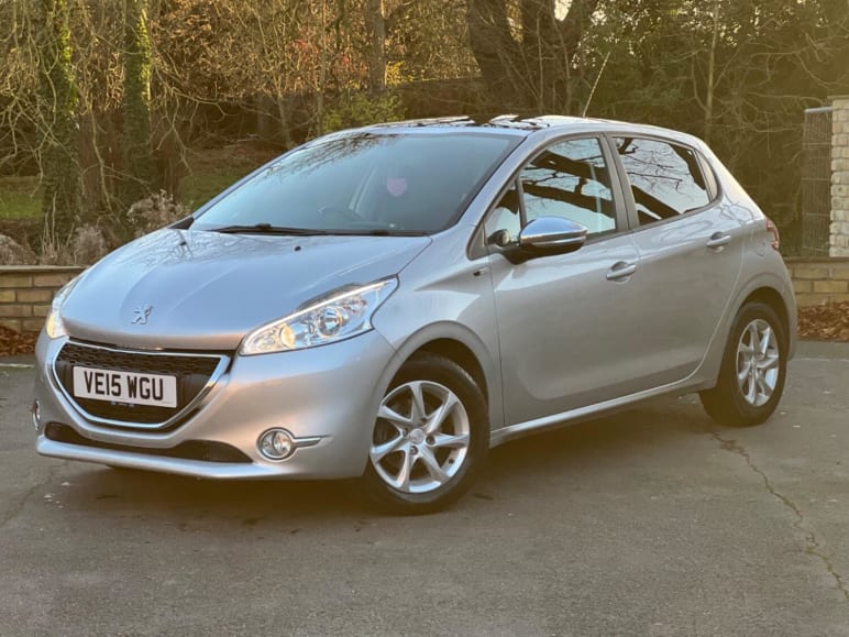 PEUGEOT 208