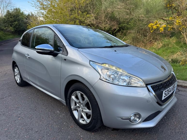 PEUGEOT 208