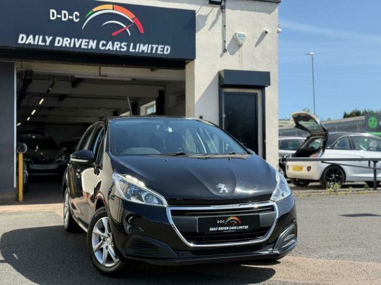 PEUGEOT 208