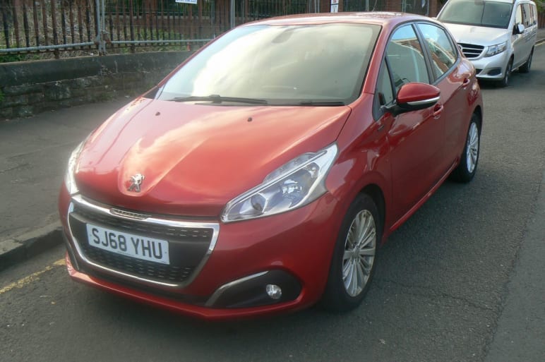 PEUGEOT 208