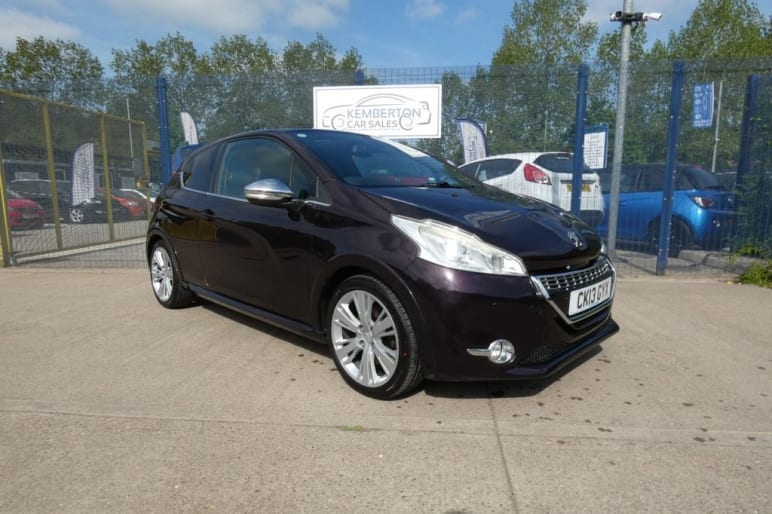 PEUGEOT 208
