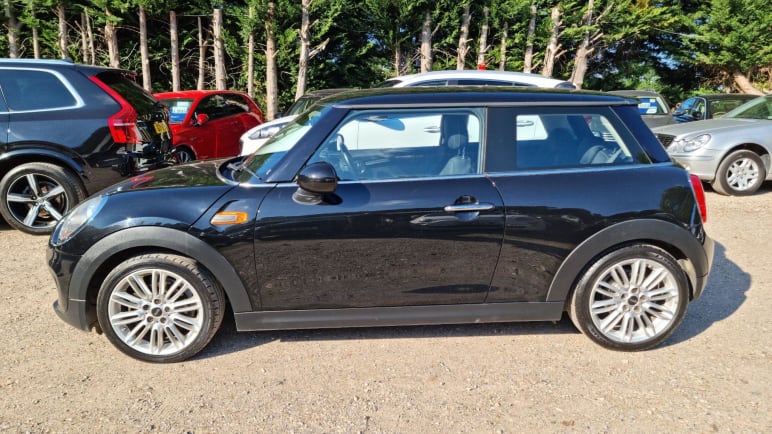MINI HATCHBACK