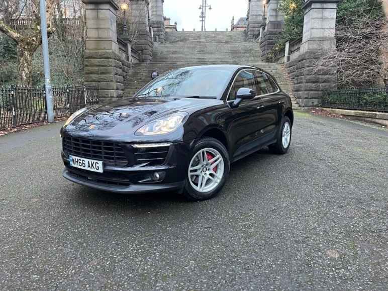 PORSCHE MACAN