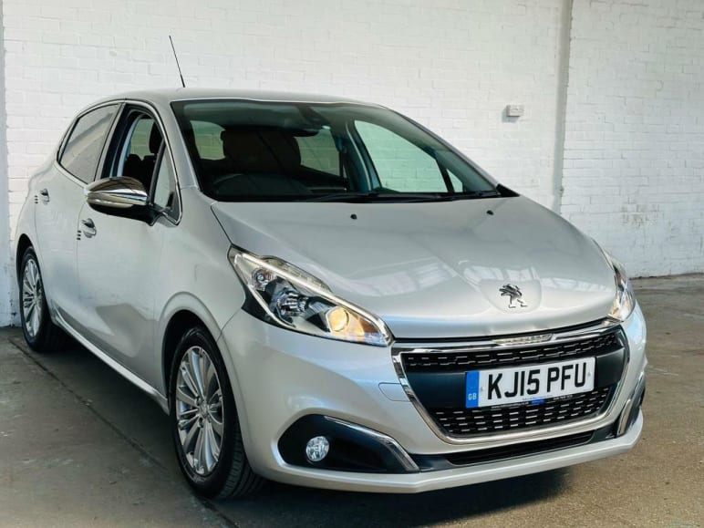 PEUGEOT 208