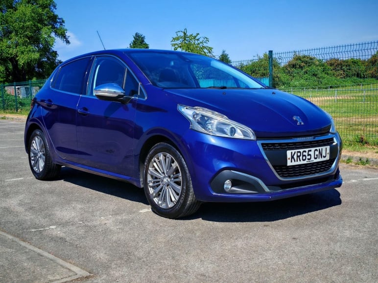 PEUGEOT 208