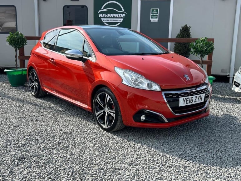 PEUGEOT 208