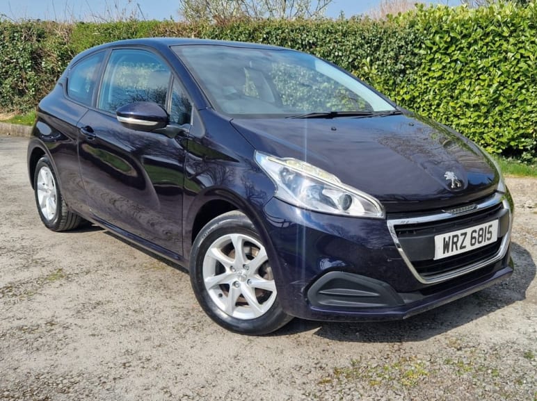 PEUGEOT 208