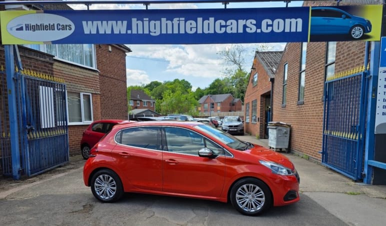 PEUGEOT 208
