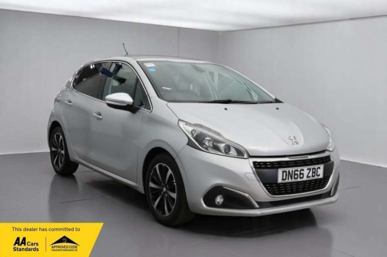 PEUGEOT 208