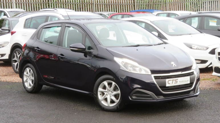 PEUGEOT 208