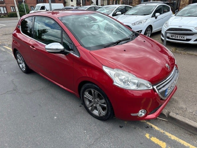 PEUGEOT 208