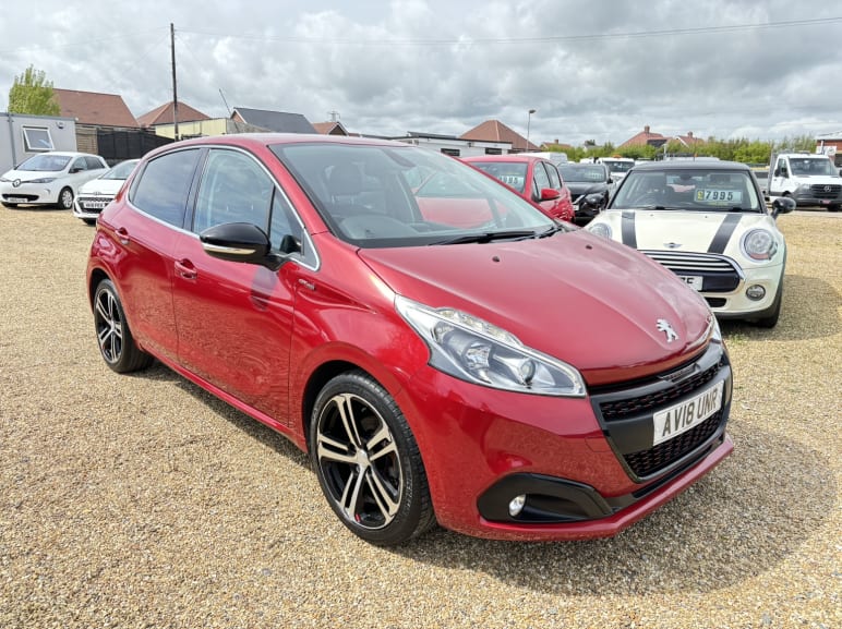 PEUGEOT 208