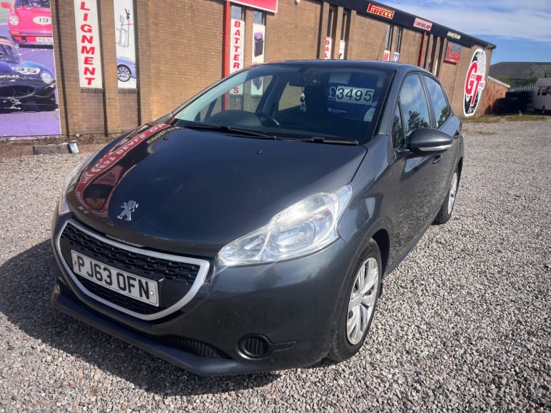 PEUGEOT 208