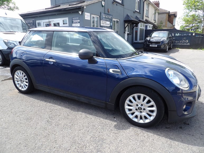 MINI HATCHBACK