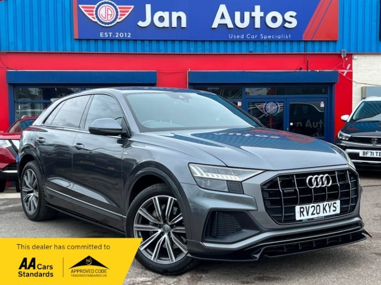 AUDI Q8