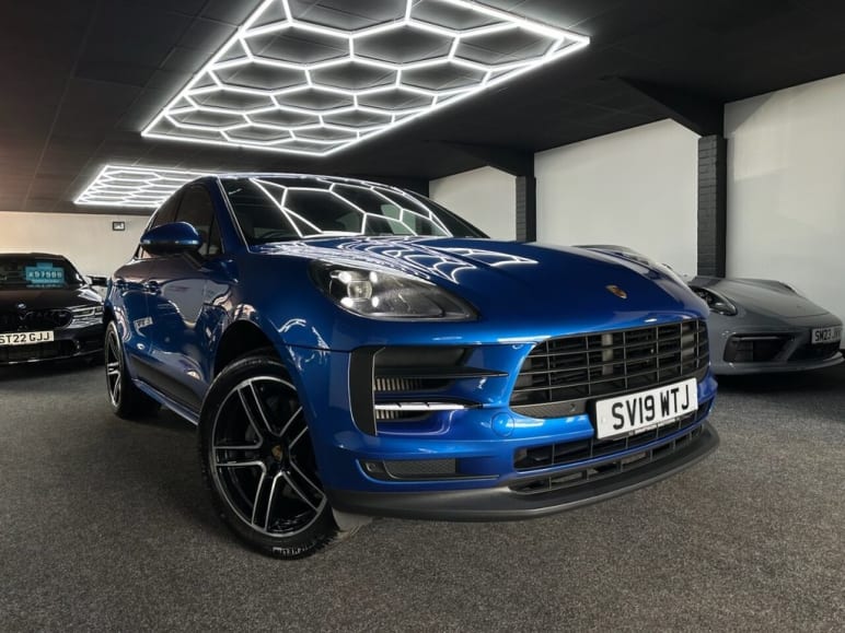 PORSCHE MACAN