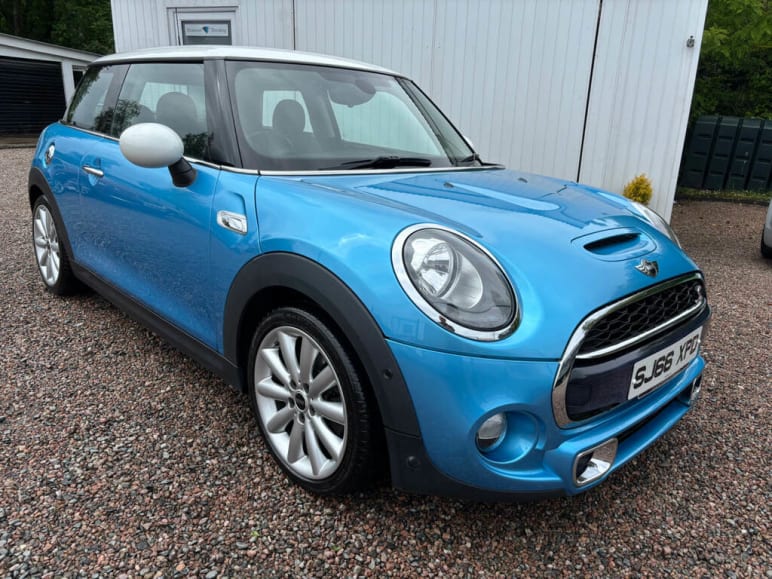 MINI HATCHBACK