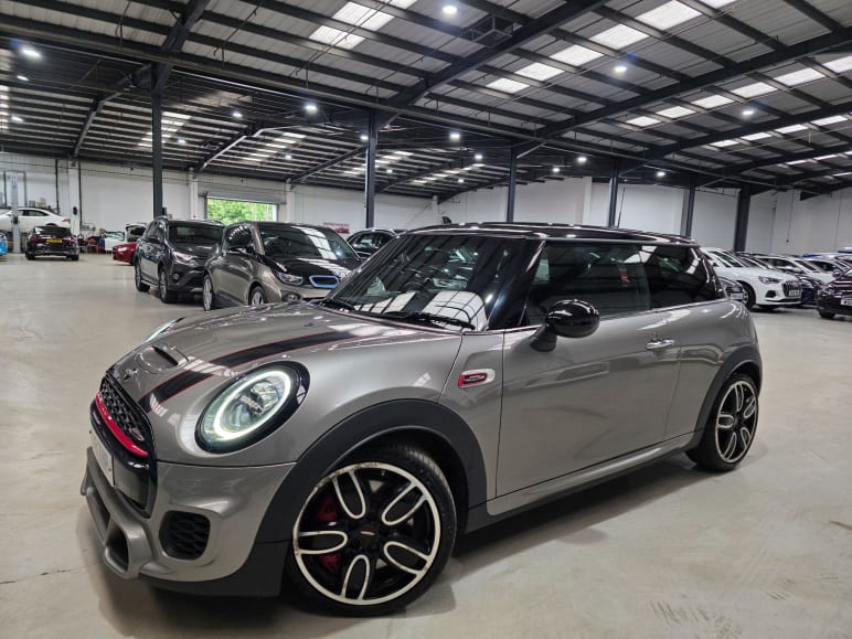 MINI HATCHBACK