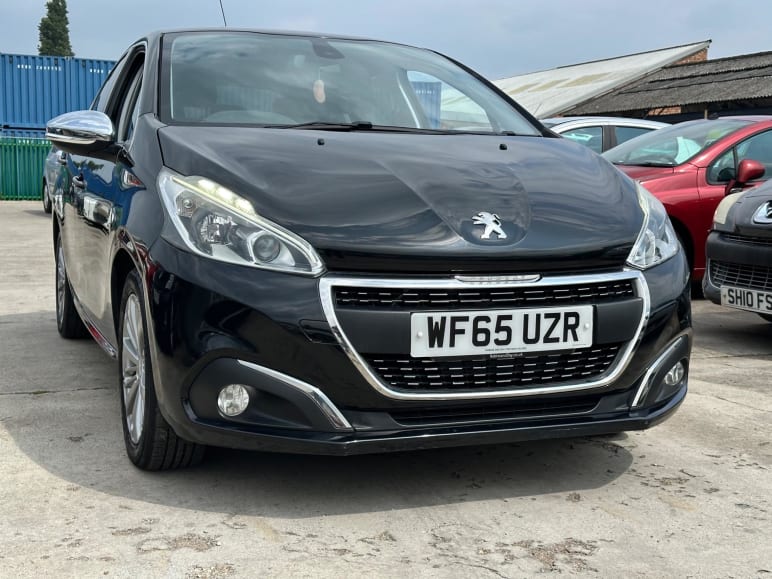 PEUGEOT 208