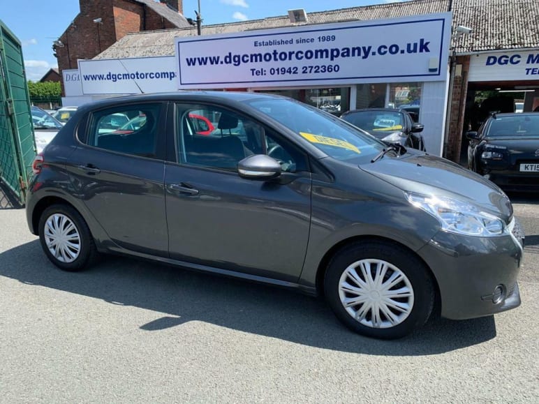 PEUGEOT 208