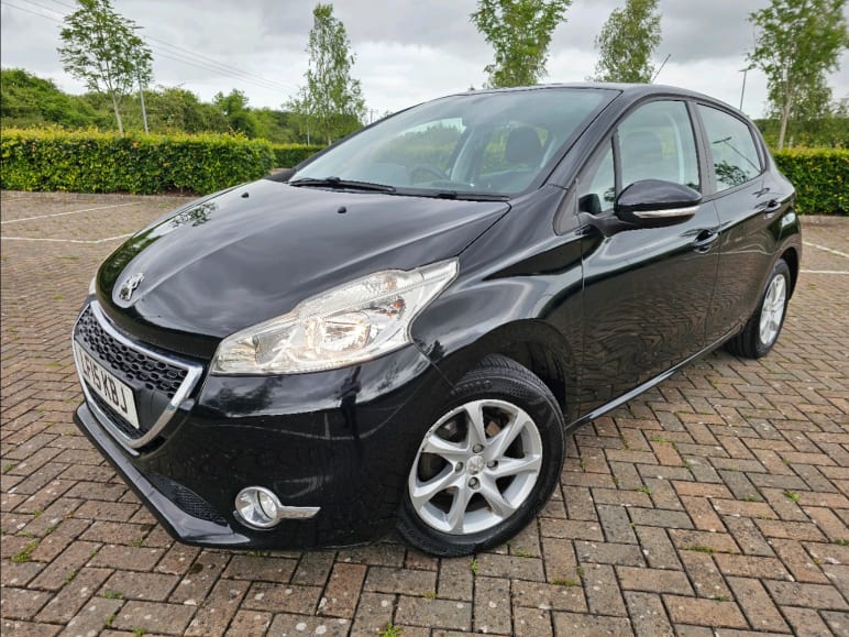 PEUGEOT 208