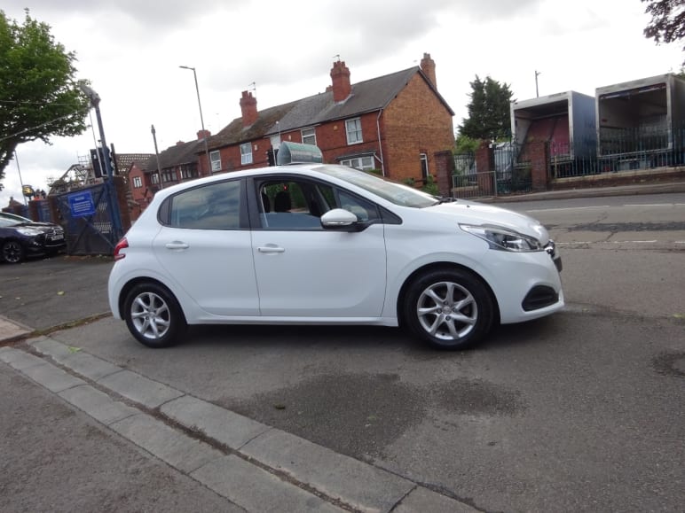 PEUGEOT 208