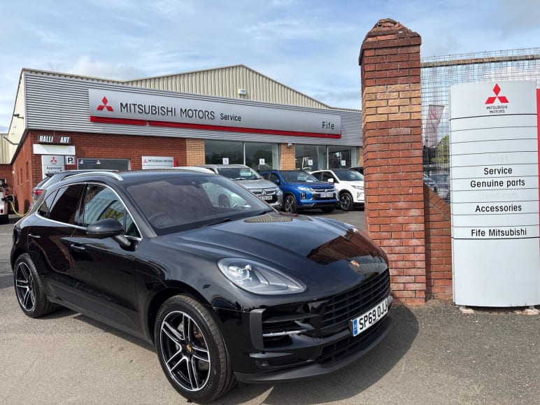 PORSCHE MACAN