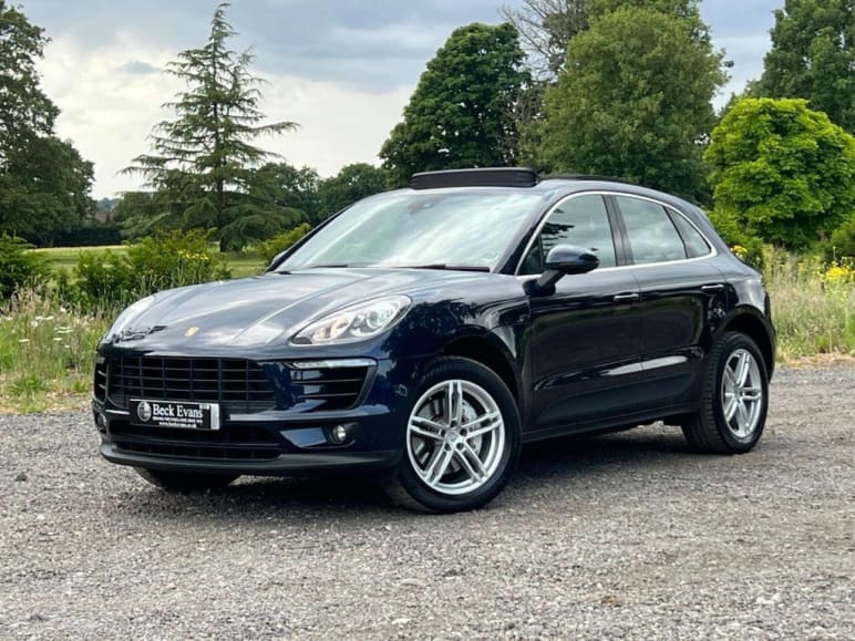 PORSCHE MACAN