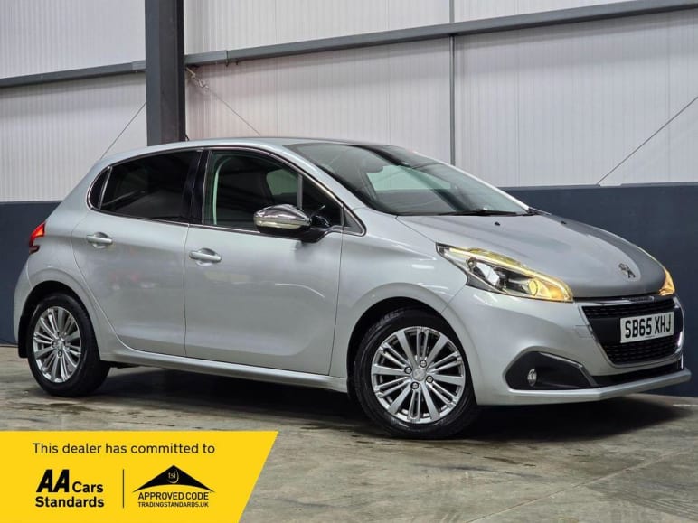 PEUGEOT 208