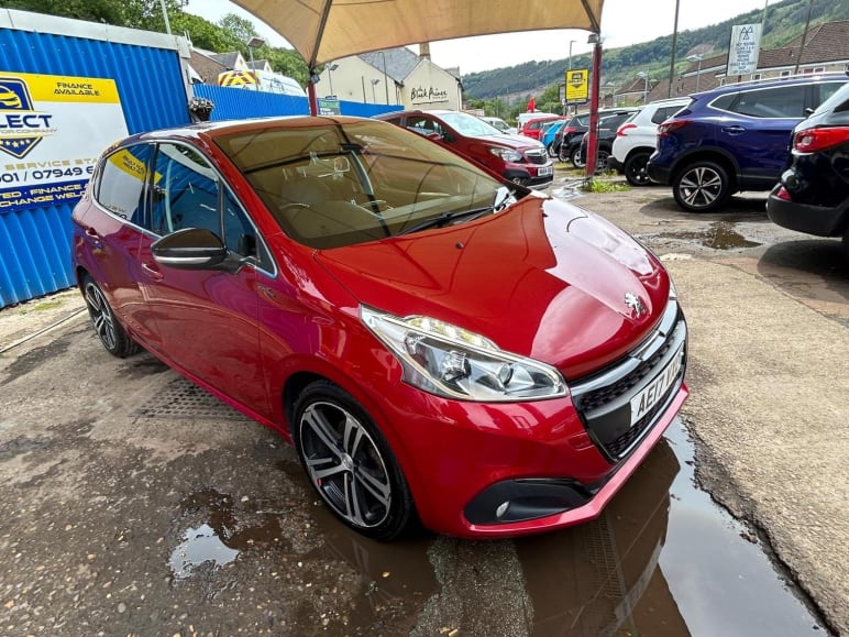 PEUGEOT 208