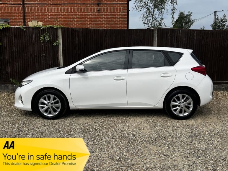 TOYOTA AURIS